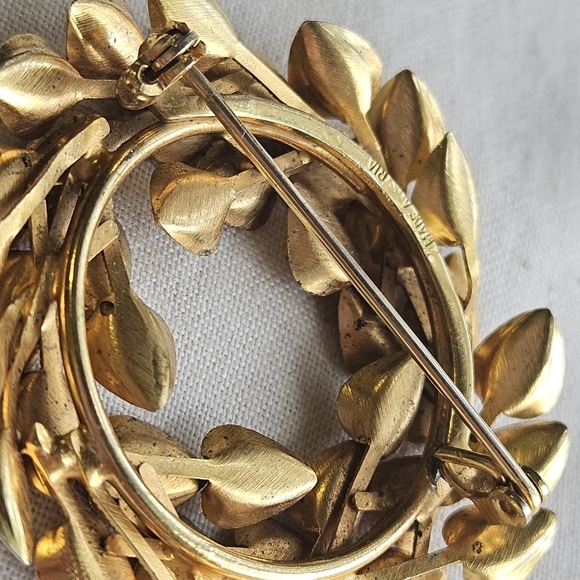 Vtg Austrian Gold Tone Red Lucite Wreath Brooch - Picture 3 of 7